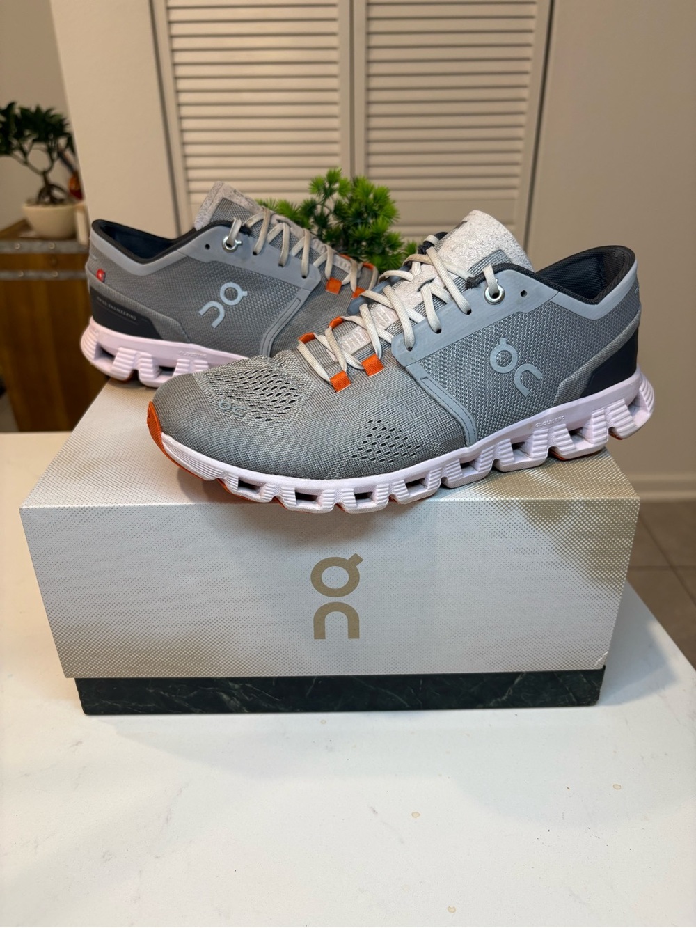 On Cloud Cloud 5 womens size 9.5 running shoes pink gray